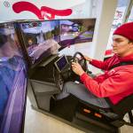 Epic Autokoulussa ajosimulaattori on ahkerassa käytössä. Liikenneopettaja Juho Järvisen mukaan simulaattori on hyödyllinen erityisesti ääriolosuhteita testattaessa. Hemmo Sankari Kaarinan Autokoulusta on päinvastaista mieltä.