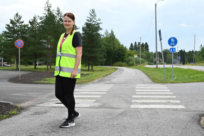 Koulujen läheisyydessä päivystävät suojatiepäivystävät eivät ohjaa liikennettä, vaan lähinnä vain kiinnittävät autoilijoiden ja muiden tielläliikkujien huomion. "Pienempiä koululaisia voidaan hellästi myös ohjeistaa ja esimerkiksi saattaa tien yli", Kaarinan kaupungin infrapalveluiden suunnitteluavustaja Piia Kemi kertoo.